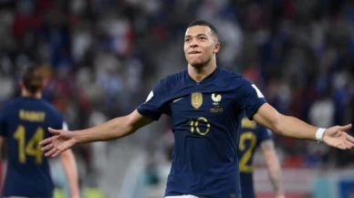 Fransız futbolcu Mbappe, alkollü içki logosu önünde poz vermeyi reddetti