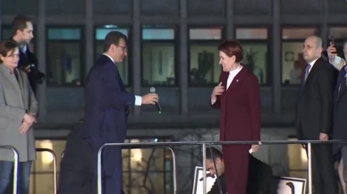 Ekrem İmamoğlu  Meral Akşener ile kürsüye çıktı