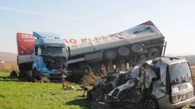 Şırnak'ta kamyonet ve TIR çarpıştı; 4 kişi hayatını kaybetti