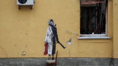 Ukrayna'da Banksy eserini duvarın dış cephesini keserek çalmaya çalıştılar