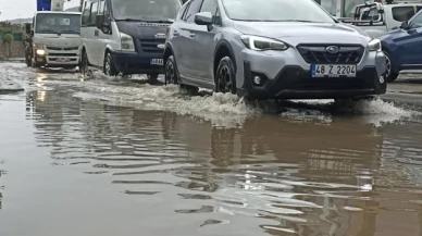 Bodrum'u sağanak vurdu: Yollar göle döndü