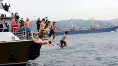 Ortaköy'deki haç çıkarma töreninde denize atladı, başından yaralandı