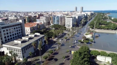 Deprem sonrası deniz seviyesi yükselen İskenderun'da binalar, iş yerleri boşaltıldı