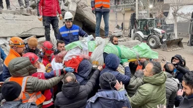 Diyarbakır'da yıkılan binanın enkazından 28 saat sonra bir kadın kurtarıldı