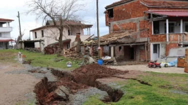 Kar suları heyelanlara neden oldu: 3 ev hasar gördü, 1,5 metrelik yarıklar oluştu