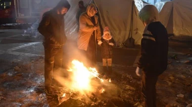 Malatya’da depremzedeler çadır dışında ateş yakarak ısınmaya çalışıyor