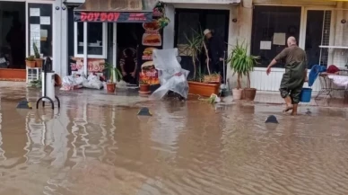 Yarım saat yağdı: Cadde ve iş yerleri sular altında kaldı