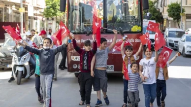 23 Nisan'ı çocuklar 'Cumhuriyet Otobüsü' ile doyasıya yaşıyor