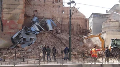 Beyoğlu'nda çöken bina nedeniyle tramvay seferleri 2 gündür yapılamıyor