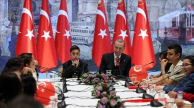 Erdoğan, Dolmabahçe'de depremzede çocuklarla bir araya geldi