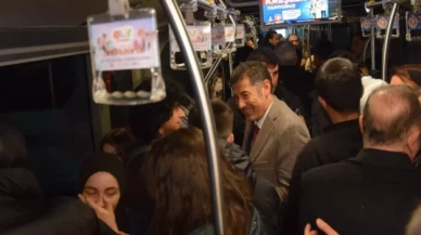 Sinan Oğan ve Ümit Özdağ, metrobüste seçim broşürü dağıttı