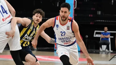 Anadolu Efes ertelenen maçta Fenerbahçe Beko'yu yendi