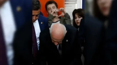 Bahçeli oyunu atarken arkasındaki genç 'kalp' yaptı