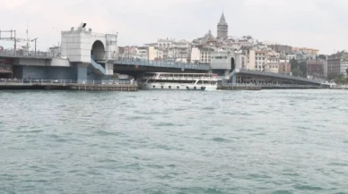 Galata Köprüsü'ne tur teknesi çarptı