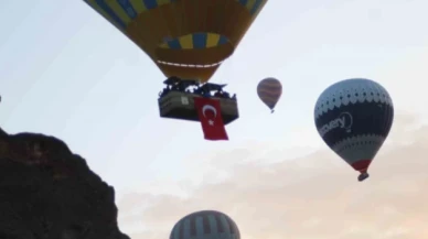 Kapadokya'da balonlar Türk bayrakları ile uçtu