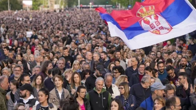 Sırbistan’da, toplu katliamları protesto için on binler sokağa çıktı