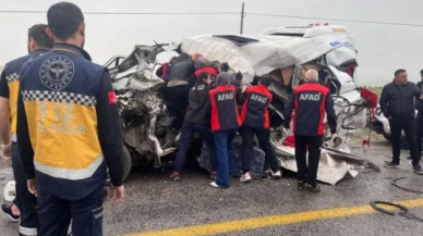 Sivas'ta minibüs ile tır çarpıştı: 3 ölü, çok sayıda yaralı var