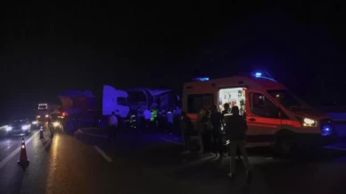 Anadolu Otoyolu'nda TIR ile yolcu otobüsü çarpıştı: 18 yaralı