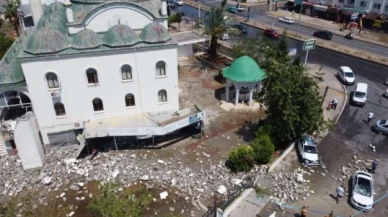 Mersin'de cami minaresi fırtınaya dayanamadı! Araçların üzerine devrildi