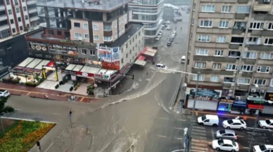 Samsun'u sağanak vurdu: Ev ve iş yerlerini su bastı