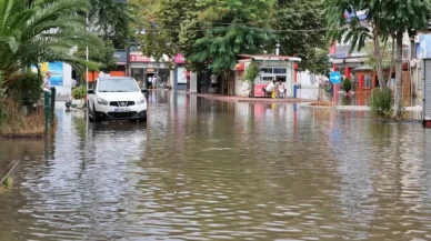 Sel vurdu: 13 ilçede eğitime 1 gün ara verildi