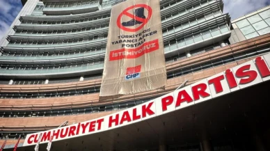 CHP Genel Merkezi'ne "Türkiye'de yabancı asker postalı istemiyoruz" yazılı afiş asıldı