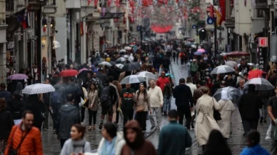 İstanbul'da sağanak ve fırtına hayatı olumsuz etkiledi