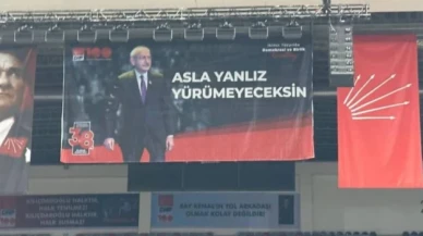 Kurultay salonuna asılan Kılıçdaroğlu pankartındaki yazım hatası tepki çekti