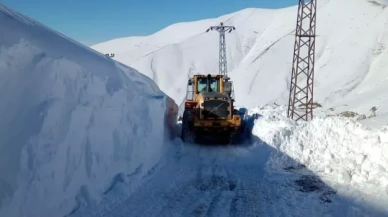 Kar kalınlığı 2 metreyi aştı: Bin 144 yerleşim birimi ulaşıma kapandı