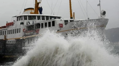 Olumsuz hava koşulları İstanbul ve İzmir'de deniz ulaşımını durdurdu