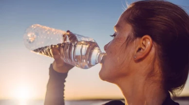 Sadece bir litre şişe suda çeyrek milyon görünmez nanoplastik parçacık tespit edildi!