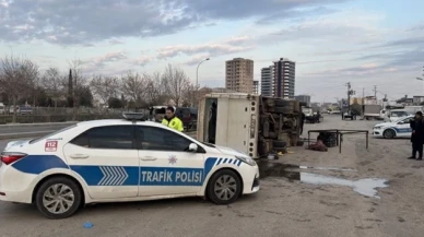 Adana'da tarım işçilerini taşıyan midibüs kaza yaptı: 15 yaralı