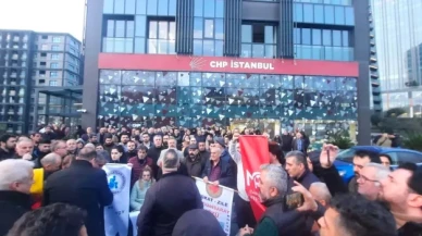 CHP'lilerden İstanbul İl Başkanlığı önünde protesto