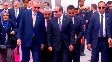 Krizden normalleşmeye en büyük adım: Erdoğan'ı Kahire'de havalimanında Mısır Cumhurbaşkanı Sisi karşıladı