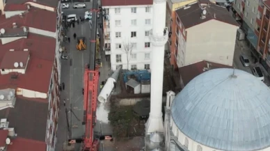 İstanbul'da cami minaresi apartmanın üzerine düştü