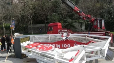 Üsküdar'da sahil yolu trafiğe kapandı: Konteyner yüklü vinç demir platformu devirdi