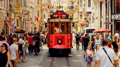 İstiklal Caddesi'nin simgelerinden nostaljik tramvaylar yerini bataryalı tramvaylara bırakıyor