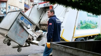 CHP'li Giresun Belediye Başkanı Köse, 1 Mayıs İşçi Bayramı'nda işçilerle birlikte çöp topladı