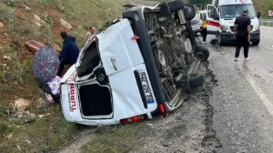 Malatya'da minibüs devrildi: 1'i ağır 12 yaralı