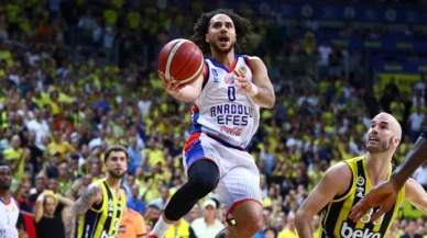 Anadolu Efes son saniyede Fenerbahçe Beko'yu devirdi; seriyi 2-1'e taşıdı