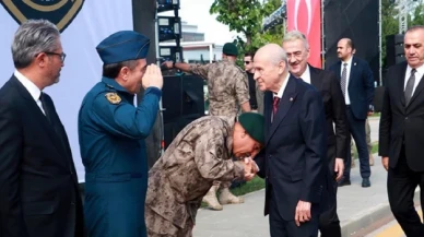 Özel Harekât Başkanı Süleyman Karadeniz, MHP lideri Devlet Bahçeli'nin elini öptü