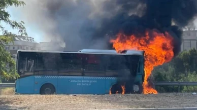 Antalya'da seyir halindeki belediye otobüsü alev aldı