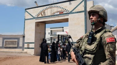 NATO, Zafer Bayramı'nı Afrin Hastanesi önünde nöbet tutan Türk askeri fotoğrafıyla kutladı