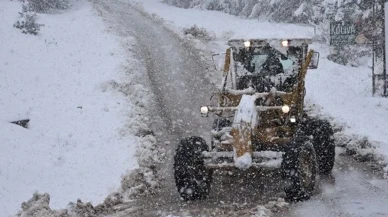 Artvin'de kar yağışı nedeniyle 38 köy yolu ulaşıma kapandı