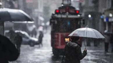 İstanbul'da 48 ağaç devrildi, 6 çatı uçtu