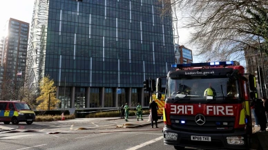 Londra'da bulunan ABD Büyükelçiliği önünde şüpheli paket paniği yaşandı