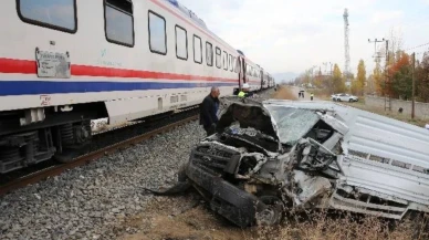 Muş'ta yolcu treni kamyonete çarptı: Ölü ve yaralı var!