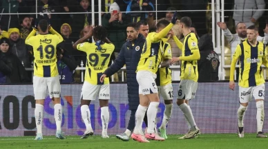 Fenerbahçe 10 kişi kaldığı maçta Başakşehir’i 3-1 mağlup etti