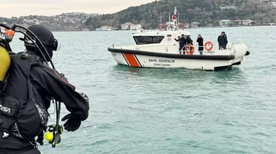 İstanbul Boğazı gemi trafiğine kapatıldı: Denize düşen iki kardeş aranıyor