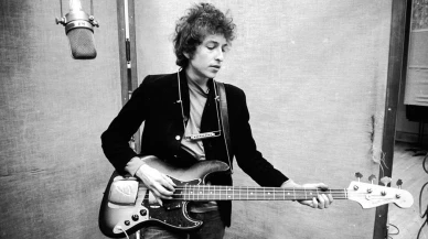 Bob Dylan’ın “Mr. Tambourine Man” şarkısının taslakları 510 bin dolara satıldı